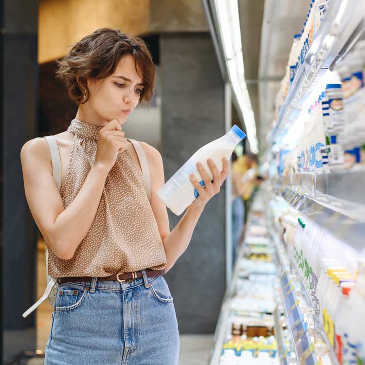 Verbraucherin prüft Recyclingfähigkeit der Verpackung